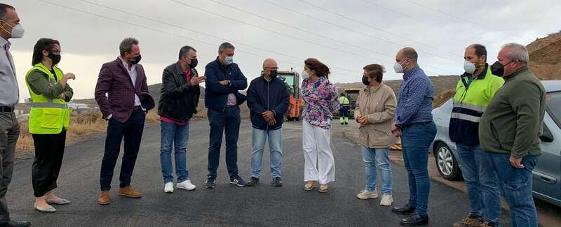 Se está procediendo a reparar los baches y nivelar la vía para, posteriormente, extender una capa de asfalto / TA